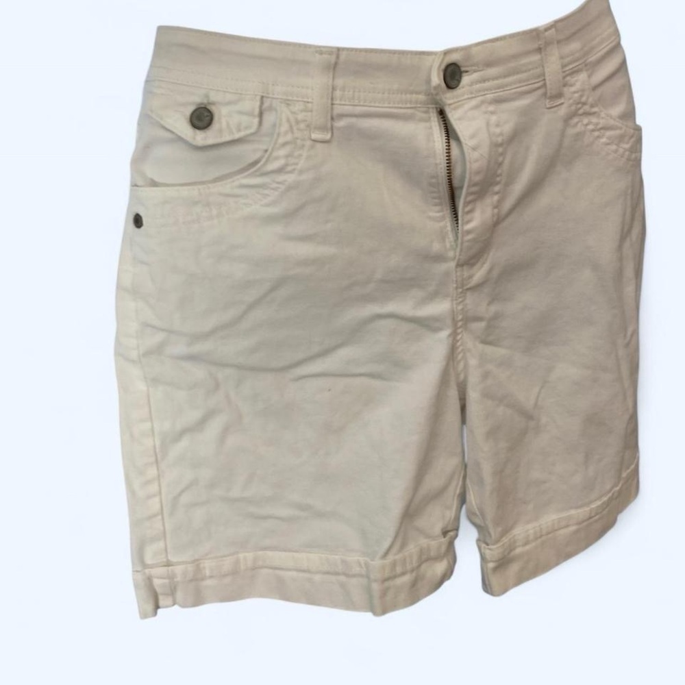 Lee white stretch shorts, great for casual summer vibes approx XL 17.5 in